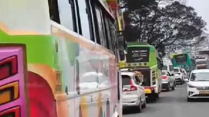 அதிகளவில் சுற்றுலா பயணிகள் குவிந்ததால் கடும் நெரிசல்