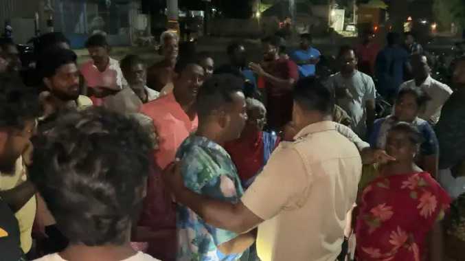 கிராம மக்கள் மீது தாக்குதல் நடத்திய போதை ஆசாமிகள்