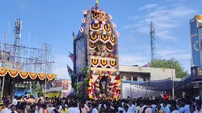 திரளான பக்தர்கள் தேரை வடம் பிடித்து இழுத்து வழிபாடு