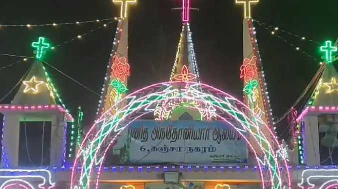 பேண்ட் வாத்தியம் முழங்க வாண வேடிக்கையுடன் வீதியுலா