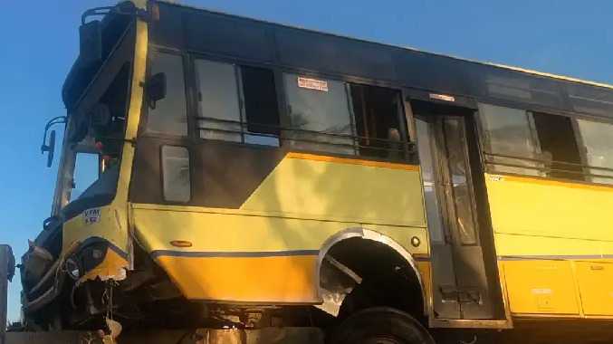 மேம்பாலத்தின் தடுப்புச் சுவரில் அரசு பேருந்து மோதல்