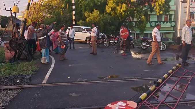 2 மணி நேரமாக நிறுத்தப்பட்ட ராமேஸ்வரம் எக்ஸ்பிரஸ்