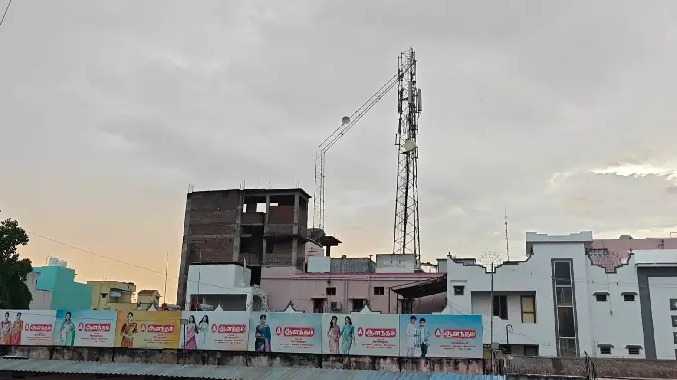 திடீரென வீசிய சூறாவளி காற்றால் உடைந்த செல்போன் டவர்