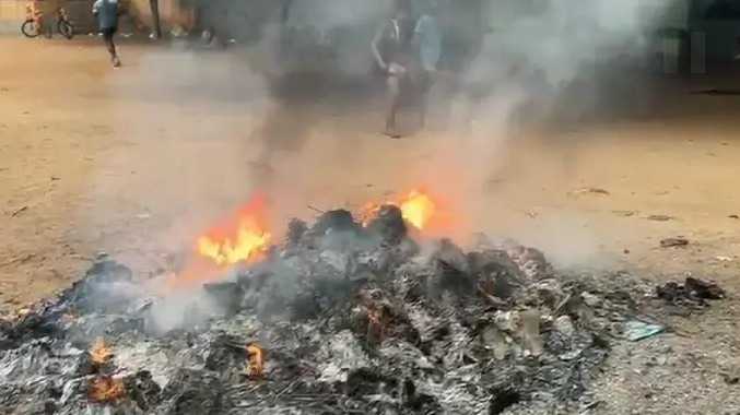 மூட்டை மூட்டையாக ஆவணங்கள் தீ வைத்து எரிப்பு