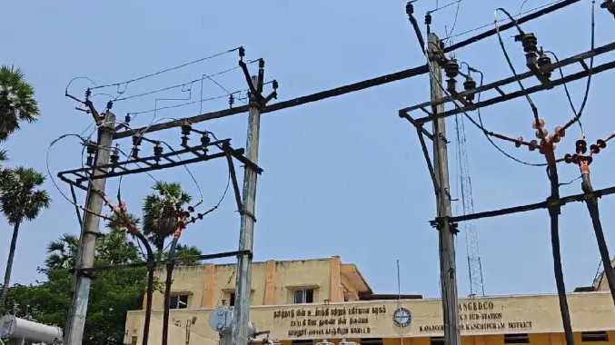 பூட்டிக்கிடந்த மின்வாரியத்தை கண்டு பொதுமக்கள் அதிருப்தி