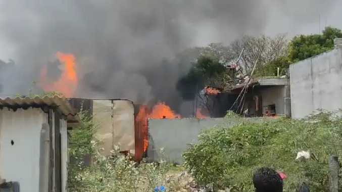 அடுத்தடுத்து இரண்டு குடிசை வீடுகள், குடோனில் தீவிபத்து