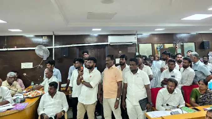 மாதாந்திர கூட்டத்திற்குள் புகுந்து தவெகவினர் இடையூறு