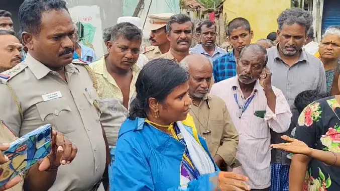 மின்வெட்டு ஏற்படுவதைக் கண்டித்து மக்கள் சாலை மறியல்