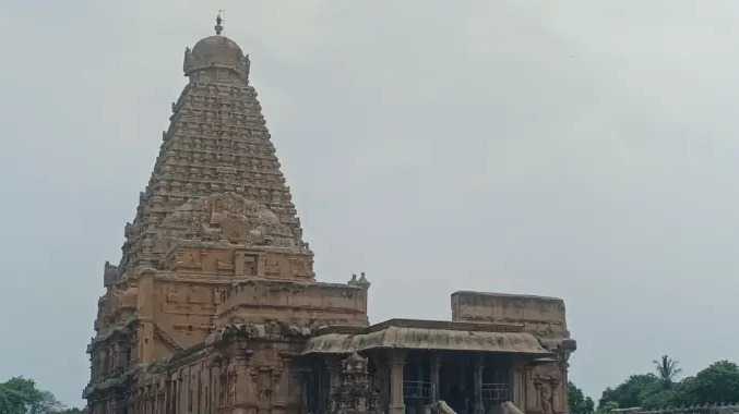 விடுமுறை காரணமாக தஞ்சை கோவிலில் குவிந்த கூட்டம்