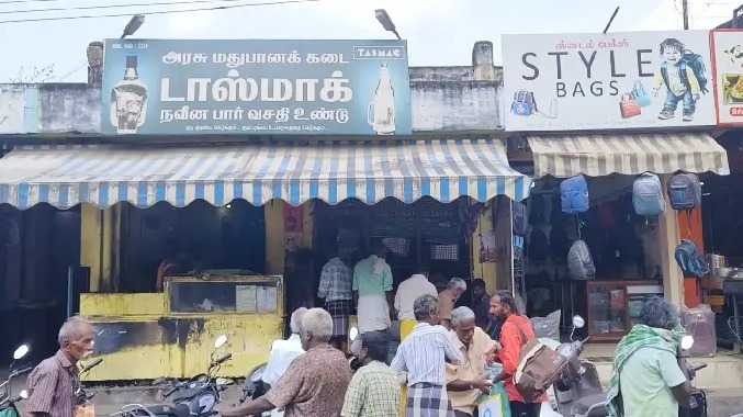 பேருந்து நிலைய வளாகத்திலேயே இயங்கி வரும் டாஸ்மாக் கடை