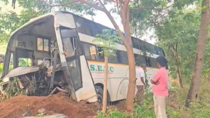 சாலையோர பள்ளத்தில் இறங்கி மரத்தில் மோதிய பேருந்து
