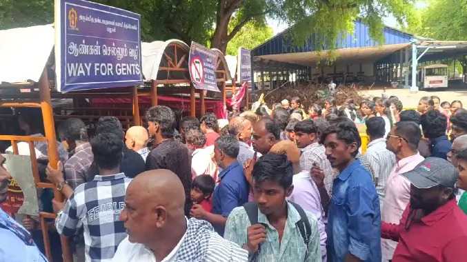 3 மணி நேரம் காத்திருந்து சாமி தரிசனம்