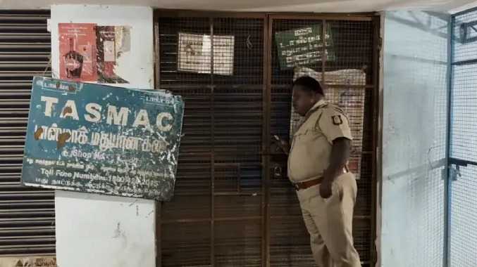 ஊழியர்களை கடைக்குள் பூட்டிவிட்டு சென்ற மதுப்பிரியர்கள்