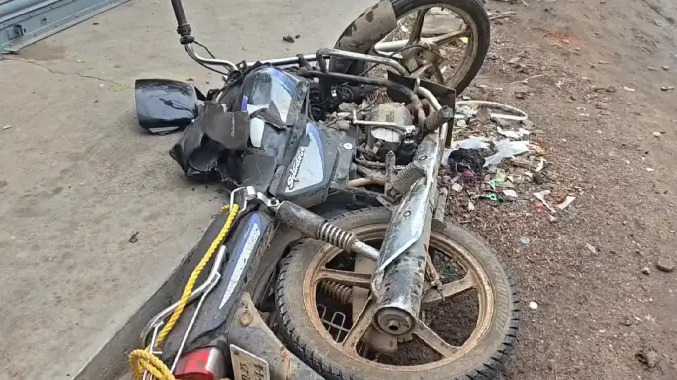 லாரி- பைக் நேருக்கு நேர் மோதிய விபத்து
