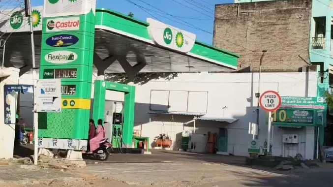 வாகனத்திற்கு பெட்ரோல் நிரப்பிக்கொண்டு பணம் தர மறுப்பு