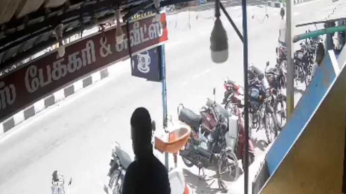 சாலையை கடக்க முயன்ற கார் மீது மற்றொரு கார் மோதி விபத்து