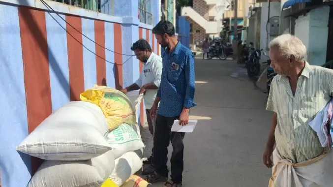 கேட்பாரற்று அடுக்கி வைக்கப்பட்டிருந்த ரேஷன் அரிசி மூட்டைகள்