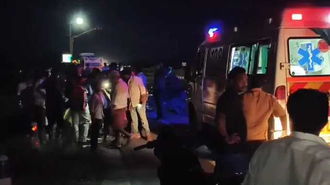 சாலையை கடக்க முயன்ற நபர் மீது மோதிய பைக்
