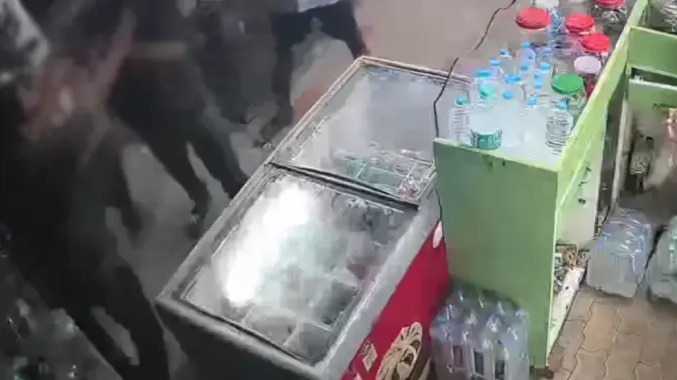 டீக்கடை மேலாளர், ஊழியரை தாக்கிய மர்மநபர்கள்