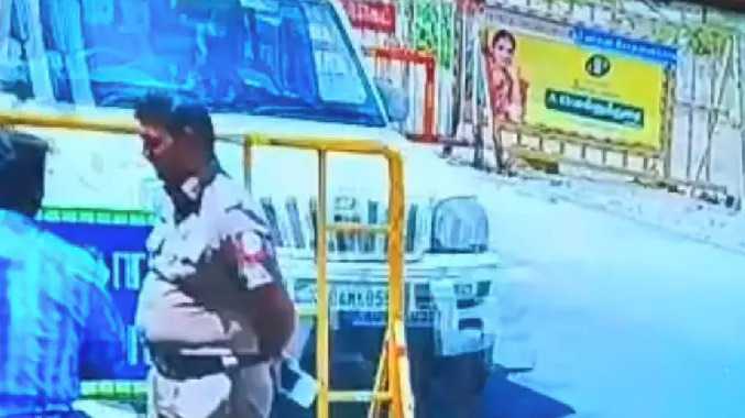 பேரி கார்டின் மீது கார் மோதியதில் கீழே விழுந்த காவலர்