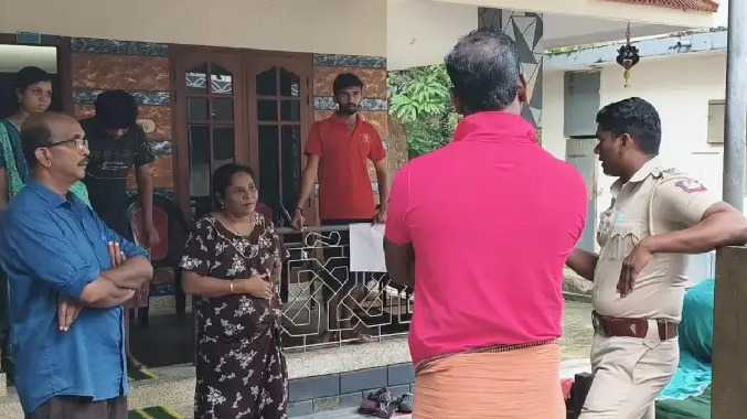 வீட்டின் கதவை உடைத்து 5 சவரன் நகை திருட்டு