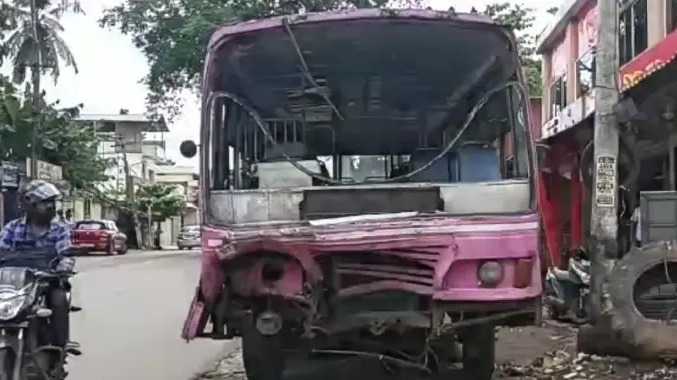 அரசு பேருந்தும், காரும் நேருக்கு நேர் மோதி விபத்து