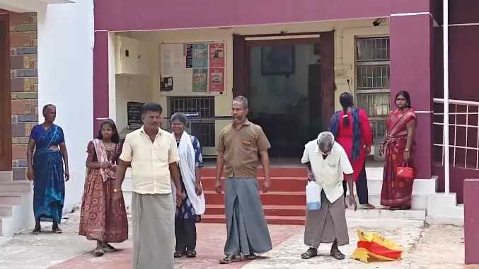 காவல் நிலையம் முன்பு இருவரும் தீக்குளிக்க முயற்சி