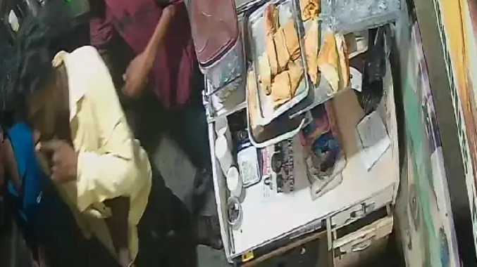 டீக்கடை உரிமையாளர் மீது சரமாரியாக தாக்குதல்