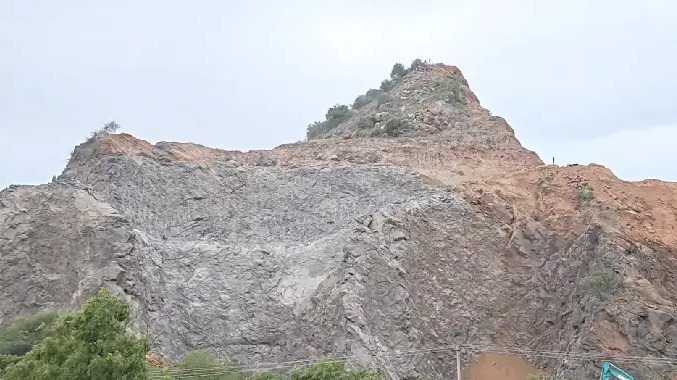 அலங்காநல்லூர் அருகே விதிகளை மீறி இயங்கும் கல்குவாரி