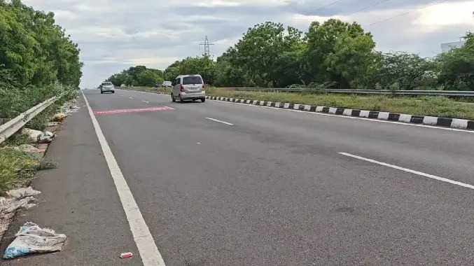 தேசிய நெடுஞ்சாலையில் கொட்டப்படும் இறைச்சிக் கழிவுகள்