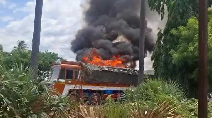 பழைய பேட்டரிகளை ஏற்றிச் சென்ற லாரியில் தீப்பிடித்தது