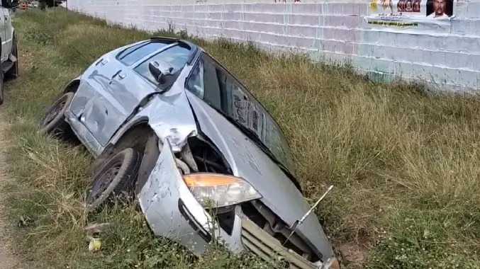 சாலையோர பள்ளத்தில் கார் கவிழ்ந்து விபத்து