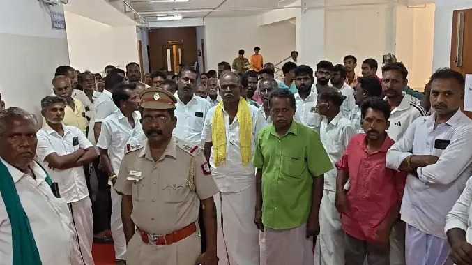 குவாரிகளை மூடக்கோரி கிராம மக்கள் காத்திருப்பு போராட்டம்