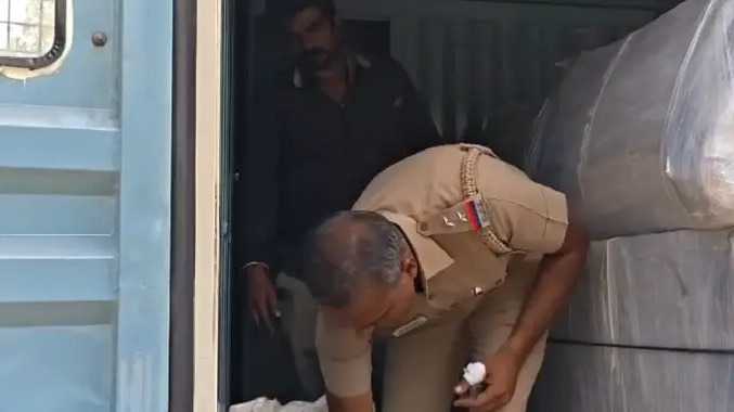 பிக்கப் வாகனத்தில் கொண்டு செல்லப்பட்ட புகையிலை பொருட்கள்