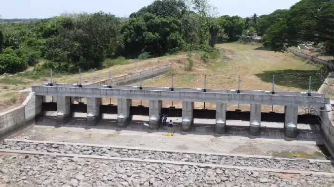 நீரின்றி வறண்டுள்ள முடிகொண்டான் ஆற்றில் போராட்டம்