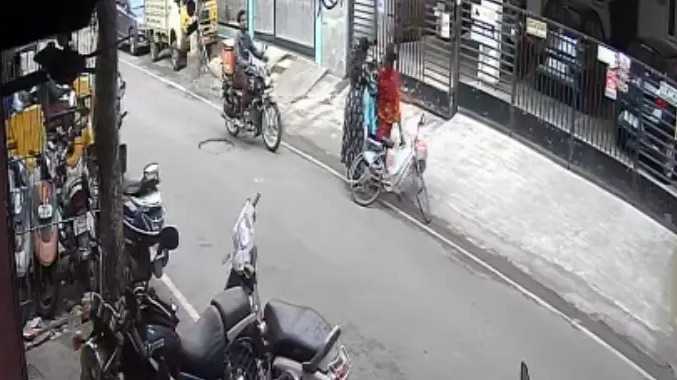 தாயே மகளை கடத்திச் சென்ற சிசிடிவி காட்சி
