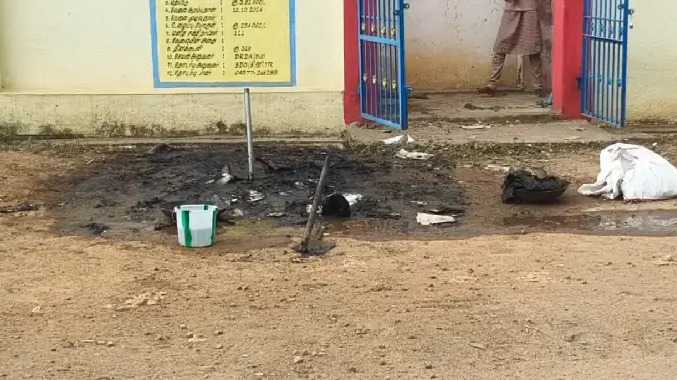 மாணவர்களை வைத்து குப்பைகளை அகற்ற வைத்த சம்பவம்