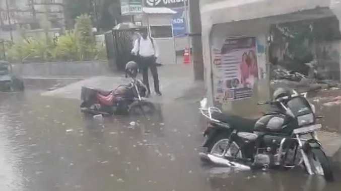 ஜிஎஸ்டி சாலையில் முழங்கால் அளவுக்கு தேங்கிய மழைநீர்