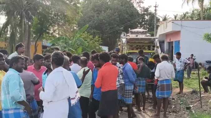 சுடுகாட்டிற்கு செல்ல பாதை இல்லாததால் ஆத்திரம்
