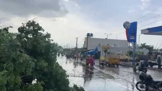 ஈரோடு மாவட்டத்தில் சூறாவளி காற்றுடன் கனமழை