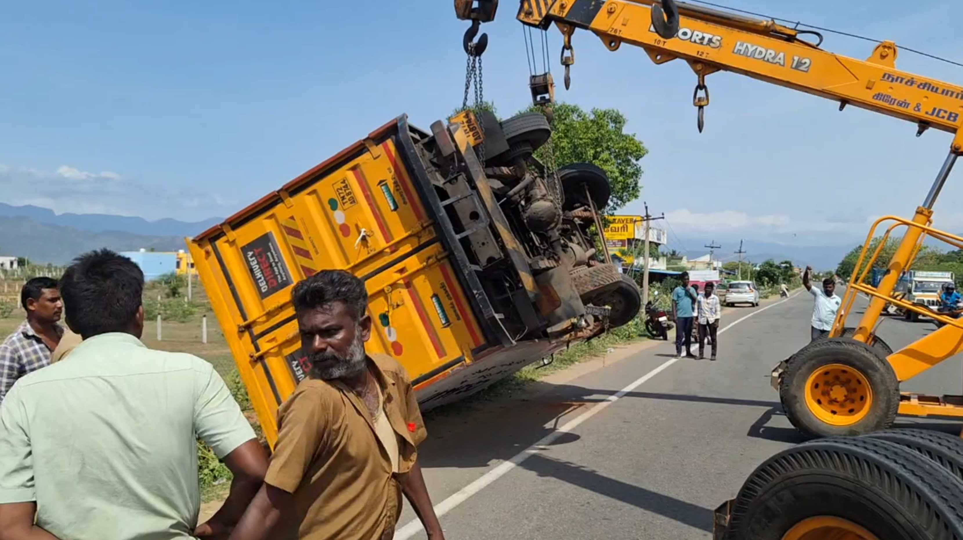 தலைக்குப்புற கவிழ்ந்த வாகனம் - ஓட்டுநர் நிலை?