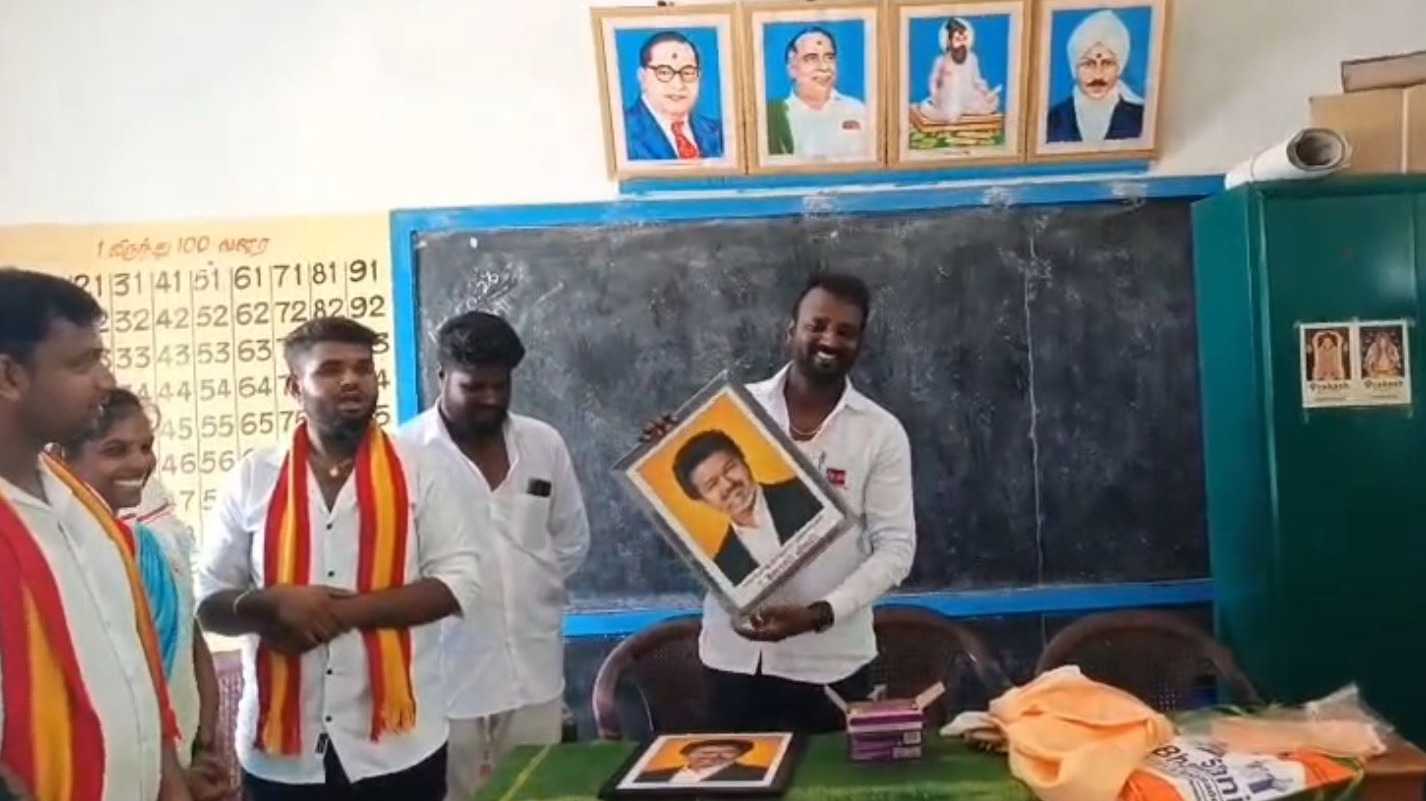 அரசு பள்ளியில் முதல்வர் புகைப்படத்துடன் வந்த தவெகவினர்