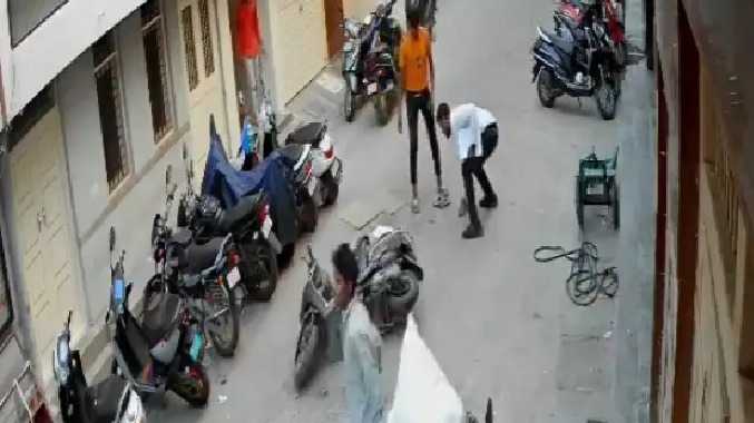 சாலையில் நடந்து சென்ற தொழிலாளரிடம் செல்போன் பறிப்பு