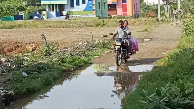குளம்போல் தேங்கி நிற்கும் சாக்கடை கழிவுநீர்