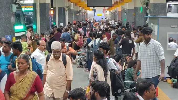 பயணிகள் வராததால் வெறிச்சோடிய பேருந்து நிலையம்
