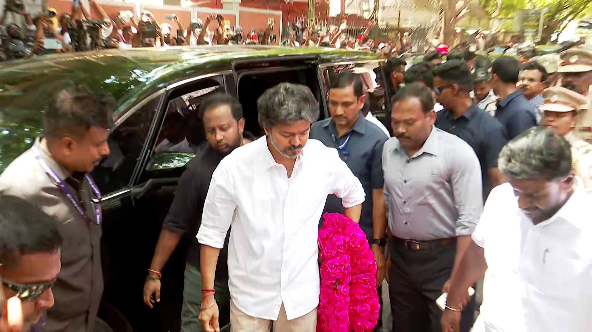 பாக்கியராஜ் உடலை பார்த்து கண் கலங்கிய விஜய்