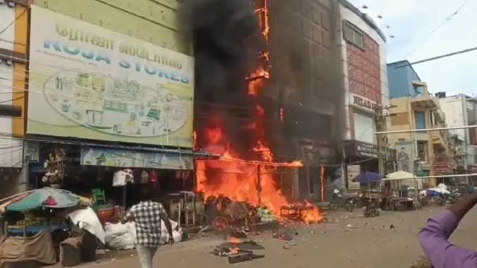பிரபல துணிக் கடையில் திடீரென ஏற்பட்ட தீ விபத்து