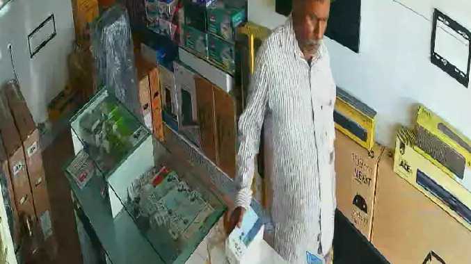 செல்போன் கடையில் மர்ம நபர் ஒருவர் கைவரிசை