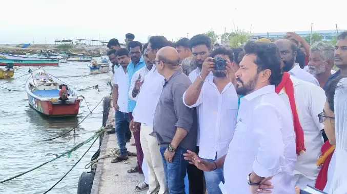 கடற்கரை பகுதியில் அமைச்சர் ஸ்ரீநாத் ஆய்வு