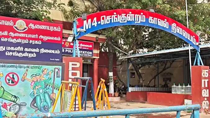 சிறுவர்கள் மது அருந்தியதை தட்டிக்கேட்ட இளைஞர்
